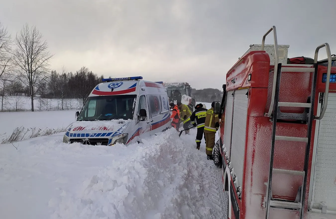Karetka utknęła w zaspie. Interweniowała straż pożarna