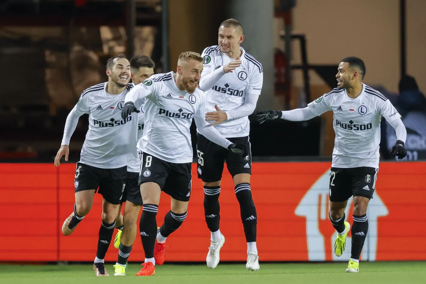 Legia w pierwszej połowie zebrała baty, ale w drugiej zagrała koncertowo [WIDEO]