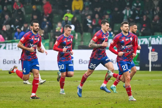 Lech zmiażdżony w Częstochowie. Piłkarze Rakowa uratowali głowę trenera [WIDEO]