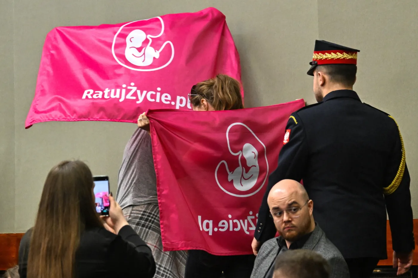 W Sejmie debata. A przed nim - figurki płodów na prześcieradłach i puste wózki