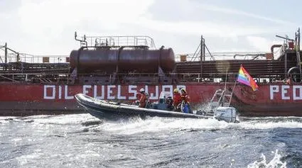 Rosyjska "flota cieni" i tajemniczy statek, służby były bezradne. Aż podpłynęły gumowe łódeczki...