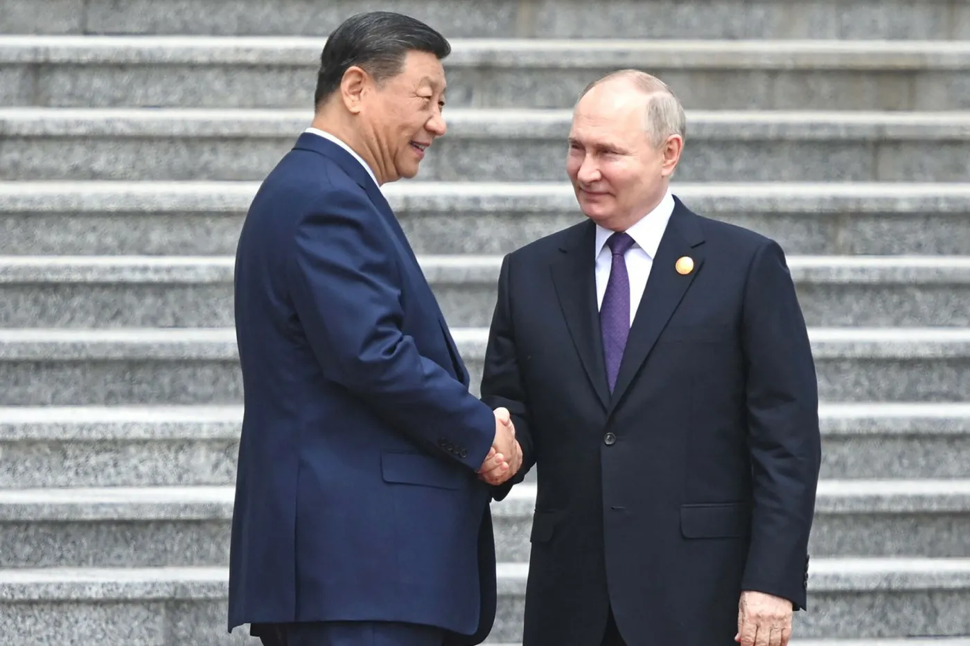 Władimir Putin został przyjęty w czwartek w Pekinie z pełnymi honorami wojskowymi 