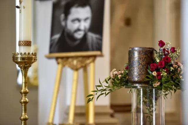 Pogrzeb Arkadiusza Tomiaka. Pożegnał go tłum zaprzyjaźnionych gwiazd [FOTO]