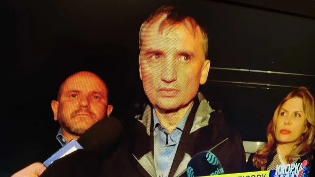 Ziobro przed domem, gdzie trwa przeszukanie. "Spektakl bezprawia"