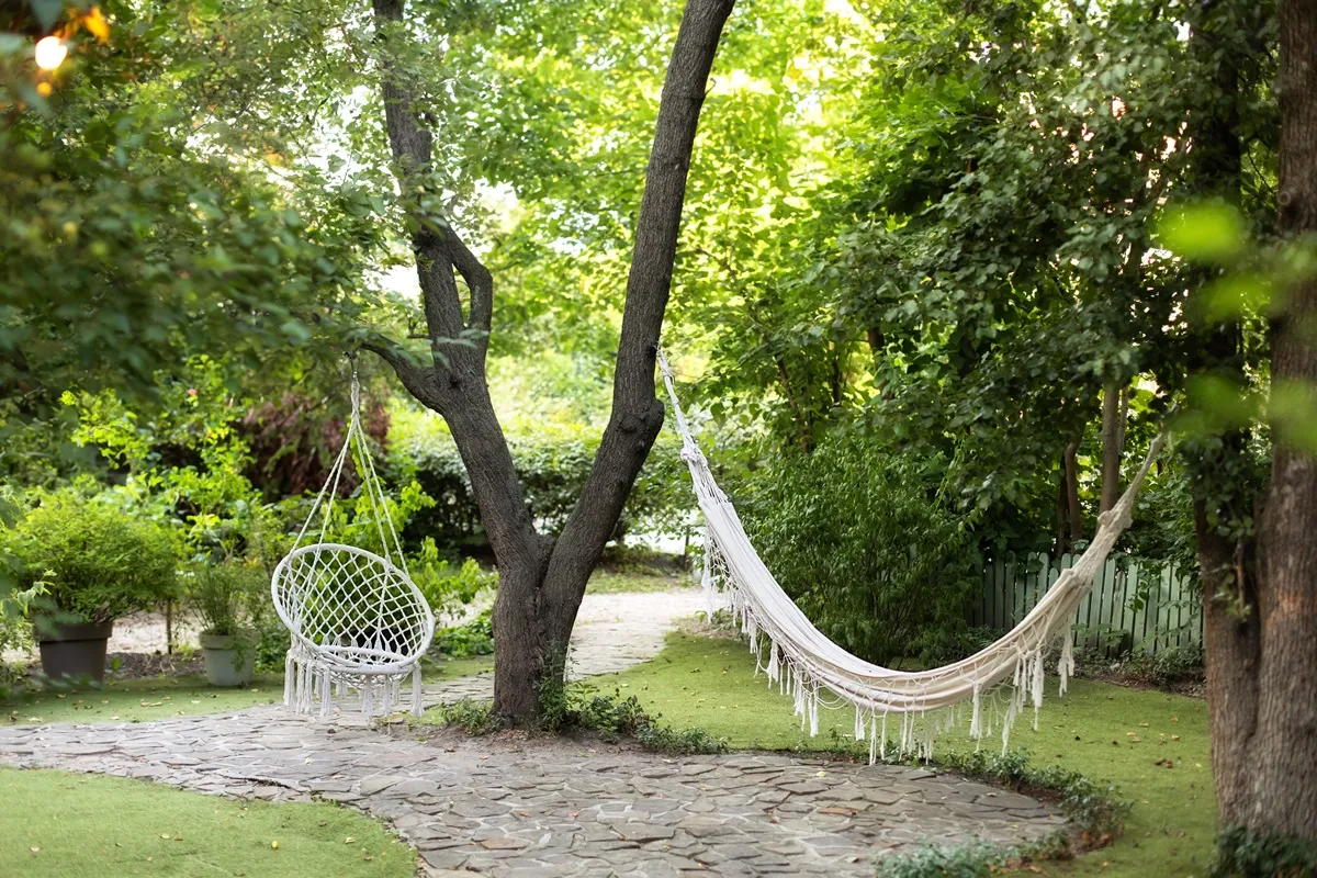strefa-relaksu-w-zacienionym-ogrodzie-hamak-38238631.jpg