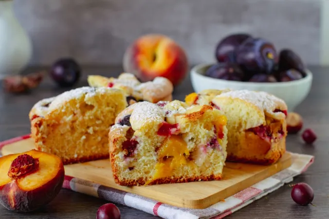 Ciasto jogurtowe "na kubeczki" z owocami. Robi się je błyskawicznie. Idealne do kawy