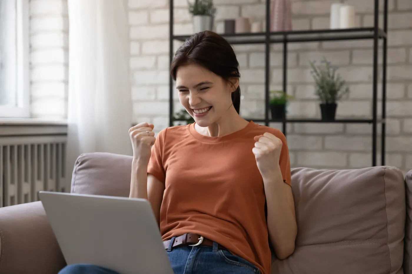 radość kobieta laptop sukces 