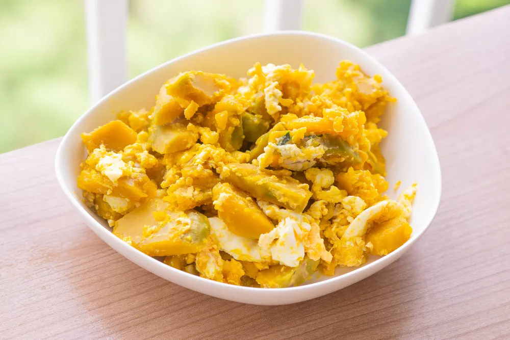 Rewelacyjny przepis z babcinego zeszytu na jajecznicę. To warzywo sprawi, że będzie idealnie kremowa