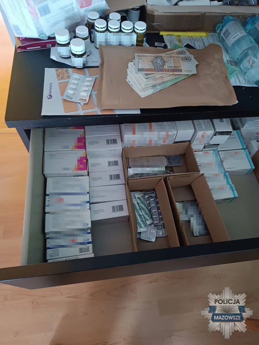 akcja-policji-przeciw-handlarzom-opioidow-38324649.jpg