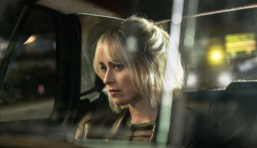 Dakota Johnson w filmie "Nocą w Nowym Jorku"