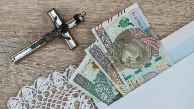 Ile dać księdzu w kopercie po kolędzie? Znamy odpowiedź
