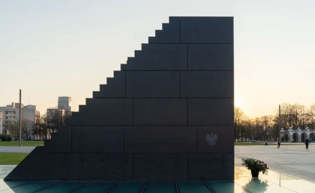 Interwencja służb przy pomniku smoleńskim. Mężczyzna na obserwacji psychiatrycznej