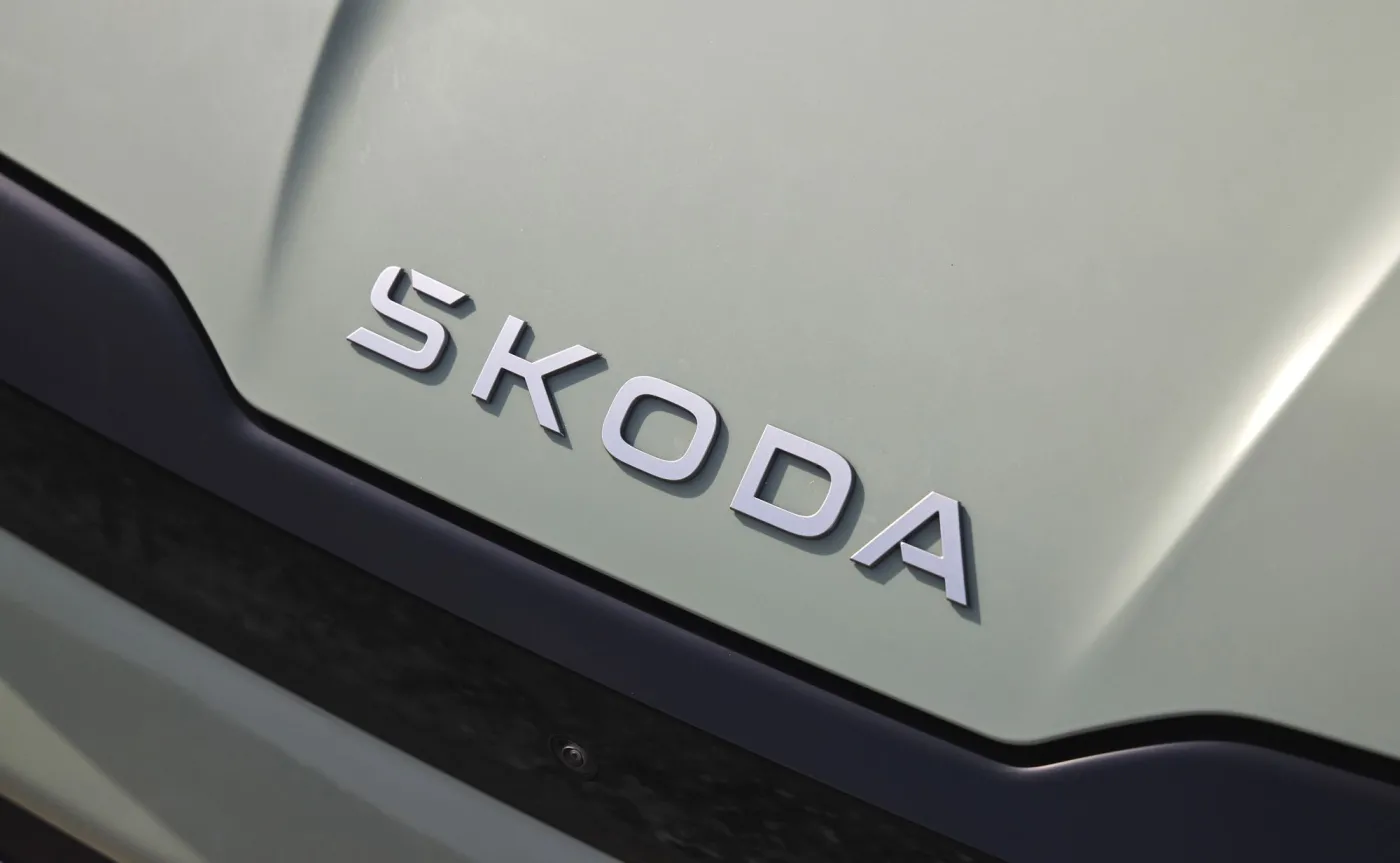 skoda-z-nowym-logo-zamiast-strzaly-na-masce-38367884.jpg