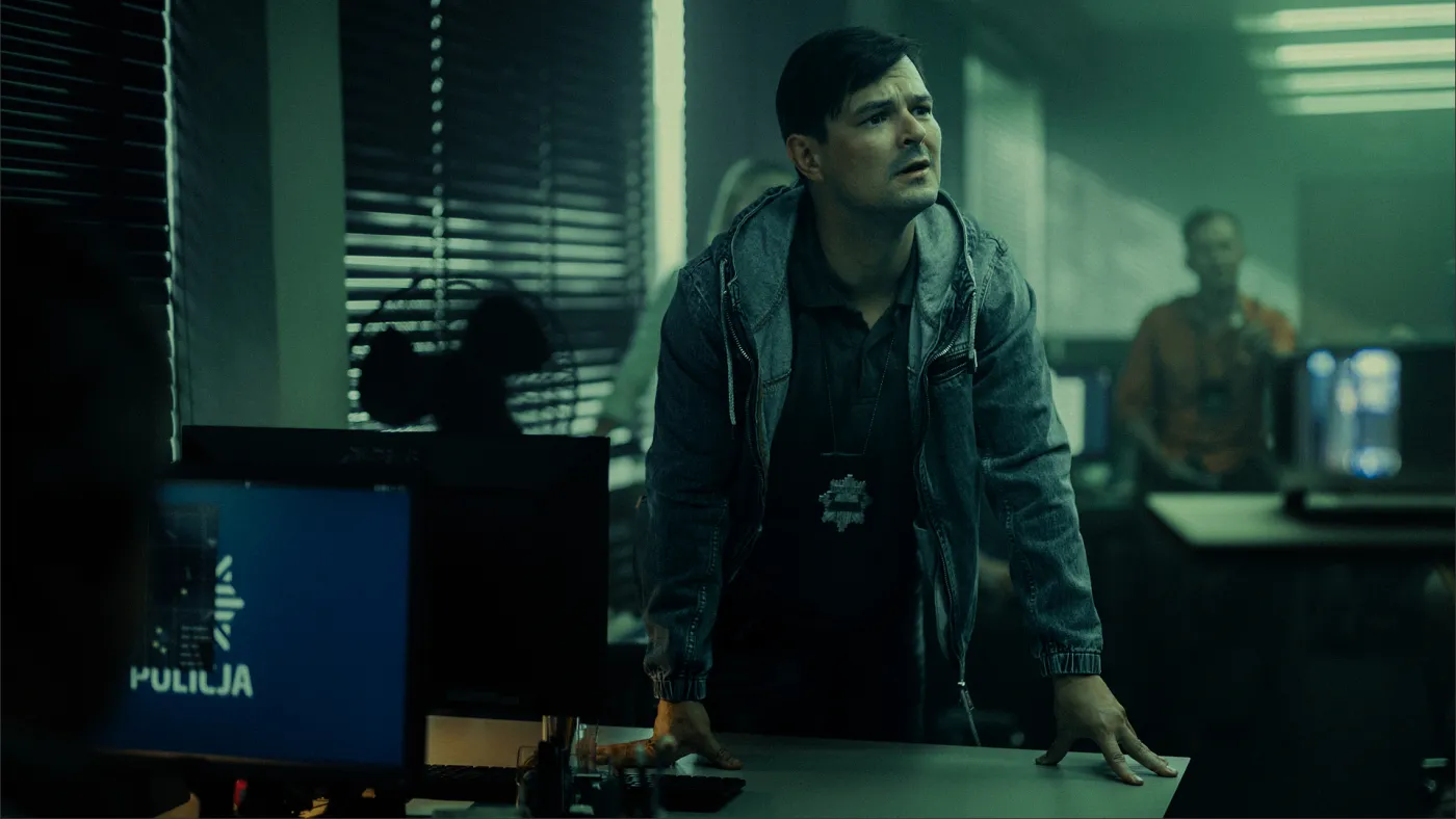 Dawid Ogrodnik w serialu "Czarne stokrotki"