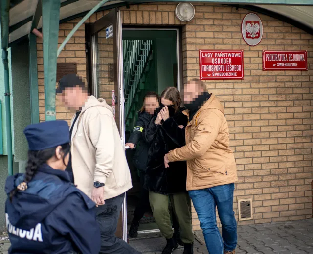 Babcia głodzonej dziewczynki przerywa milczenie. "Nie działo się tam dobrze"