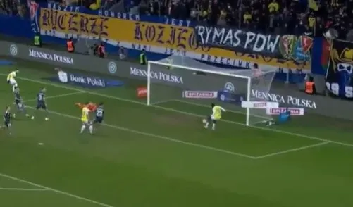 Mbaye Ndiaye z metra nie trafia do bramki