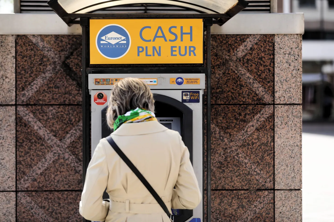 Polacy wypłacają coraz więcej pieniędzy z bankomatów. Co się dzieje?
