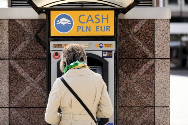 Polacy wypłacają coraz więcej pieniędzy z bankomatów. Co się dzieje?
