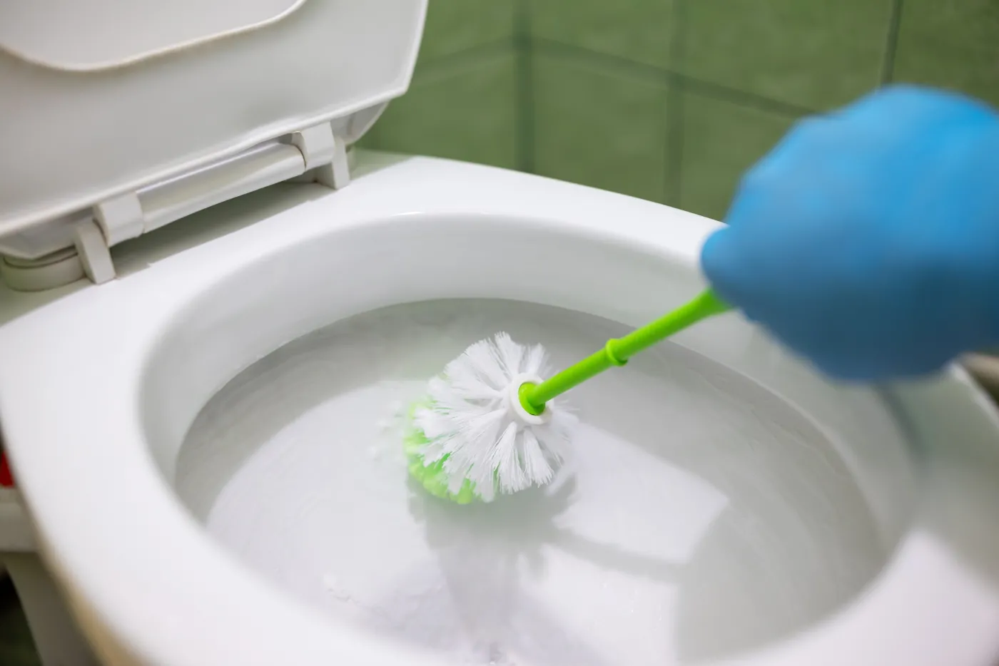 Wrzuć tę tabletkę do toalety. Muszla będzie lśniła