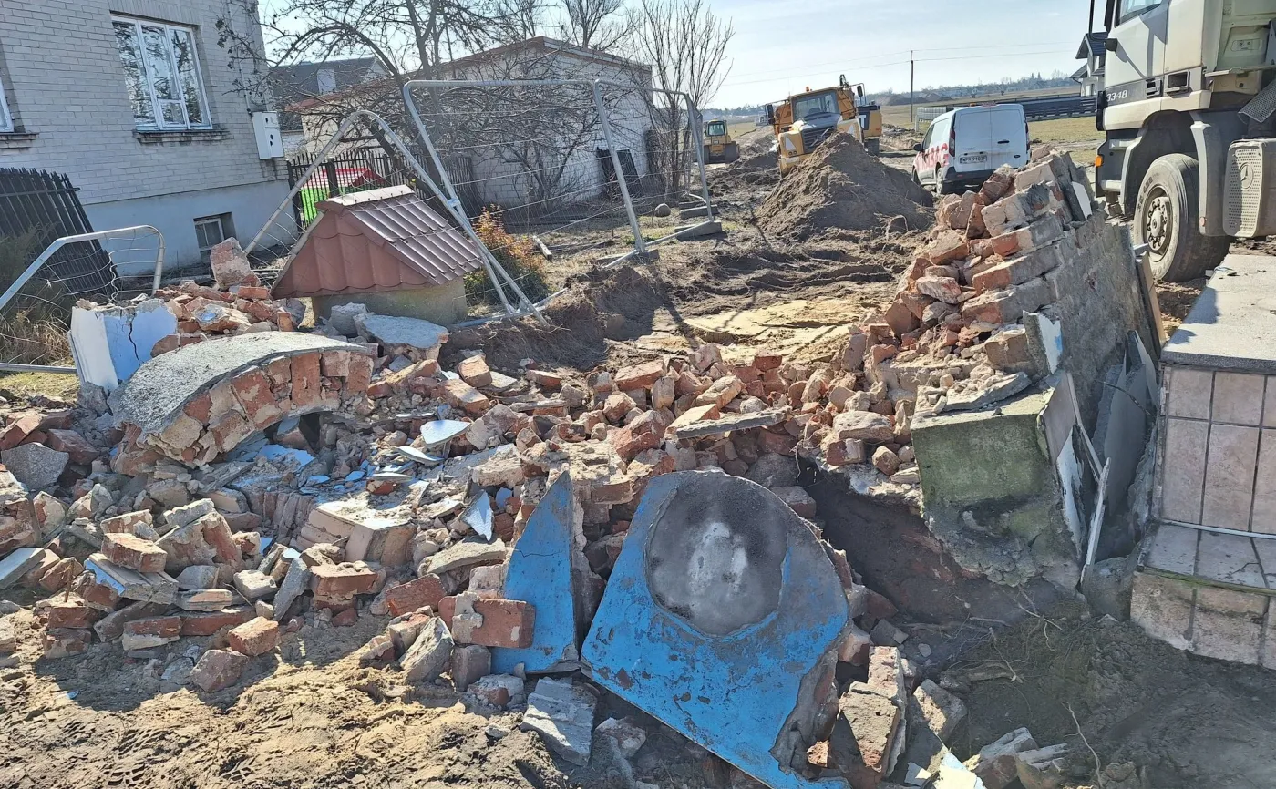 Skandal we wsi pod Warszawą. Zrujnowano 100-letnią kapliczkę. Mieszkańcy wściekli