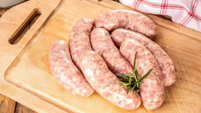 Najlepsza biała kiełbasa na Wielkanoc? Tak ją przygotuj, a będzie soczysta i miękka