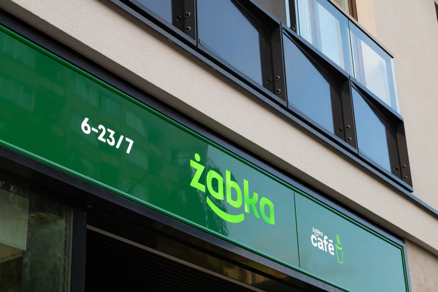 W jakich godzinach otwarta jest Żabka 1 maja? Godziny otwarcia