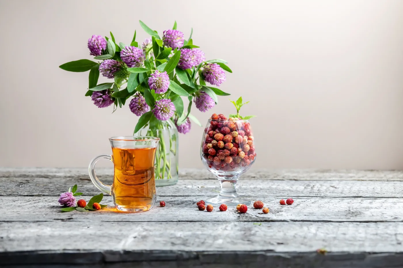A,Glass,Of,Clover,Flower,Tea,,A,Glass,Of,Wild