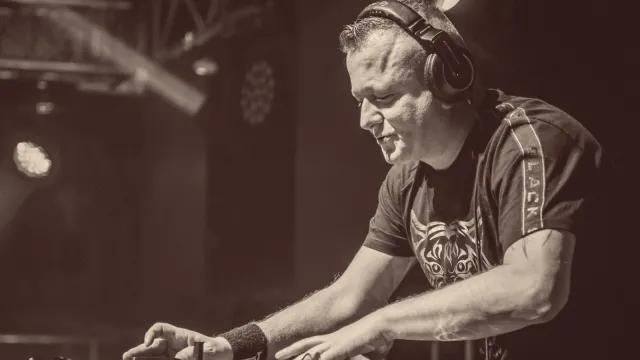 Pogrzeb DJ-a Hazela. Urnę z prochami ozdobiono w niezwykły sposób