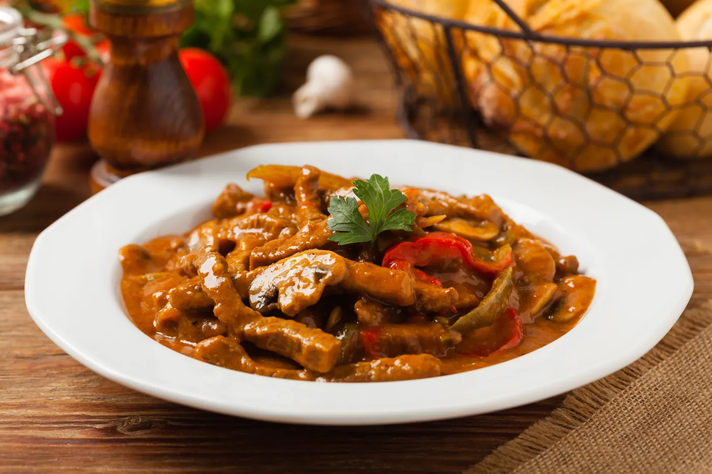 Pyszny obiad na poniedziałek. Podajemy przepis, Ty gotujesz. Gulasz à la strogonow