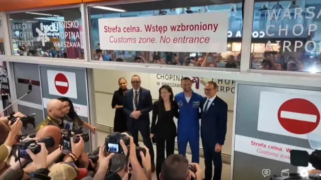 Polski astronauta już w Polsce. Specjalne powitanie na Okęciu. "Dziękuję wszystkim"