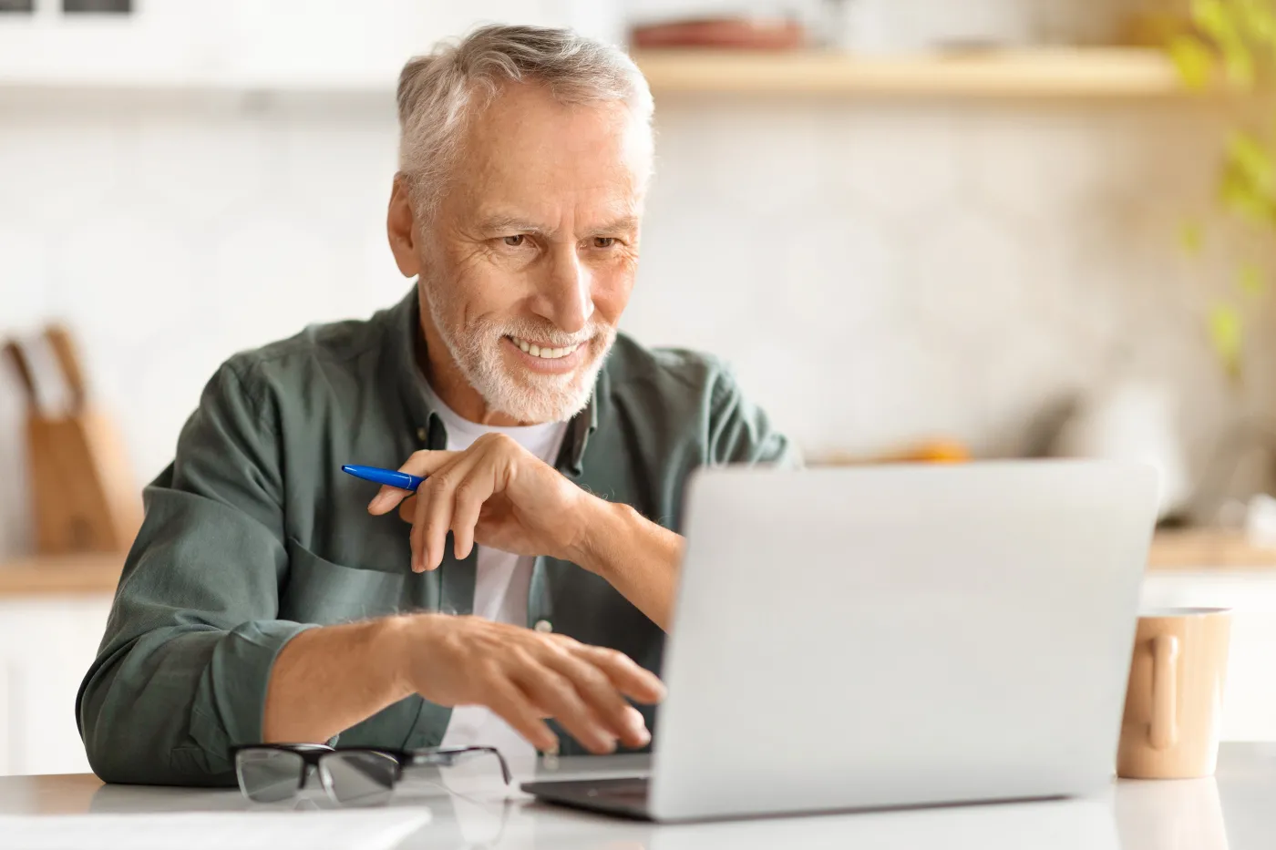 senior mężczyzna laptop 