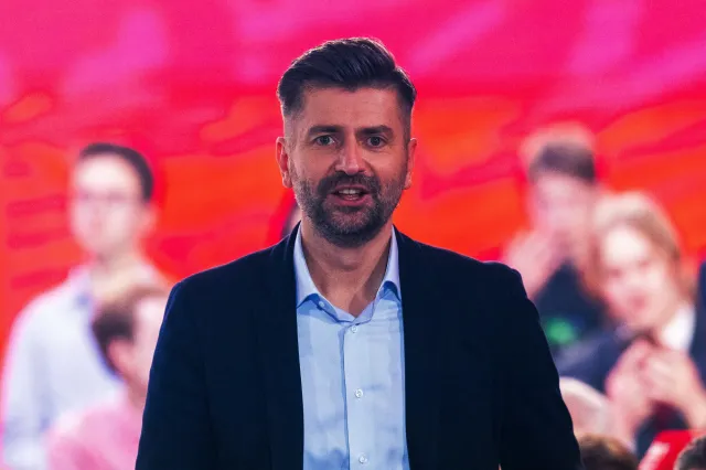 Krzysztof Śmiszek opowiedział o chorobie. "Atakuje moje kości, wraca i się nasila"