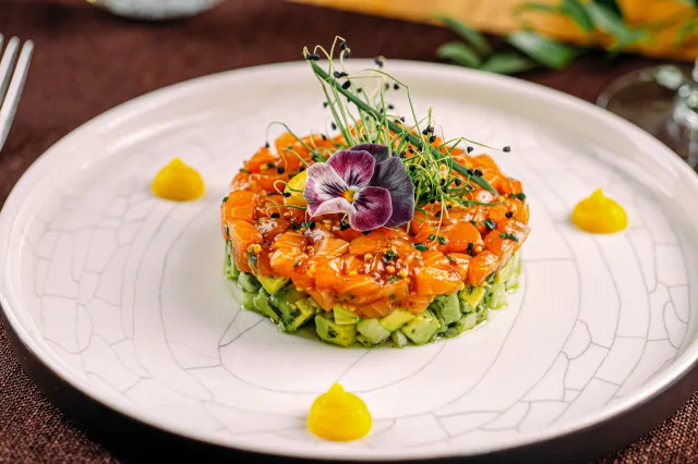 Tatar morski, elegancka, szybka przekąska na sylwestrowe przyjęcie. Podajemy przepis