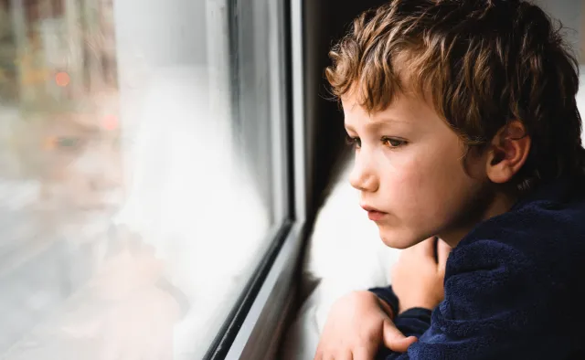 Lekarze ostrzegają: Sceny wojny na Ukrainie mają silny wpływ na dzieci