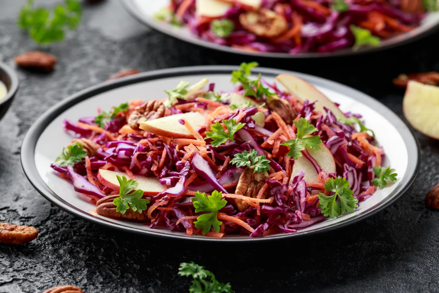 Surówka biskupia to hit. Można ją jeść tylko ze świeżą bagietką. Kilka składników i gotowe