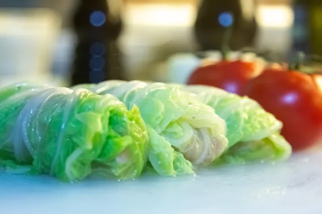 Pyszny obiad na sobotę. Podajemy przepis, Ty gotujesz. Zaskakujące gołąbki z Podlasia