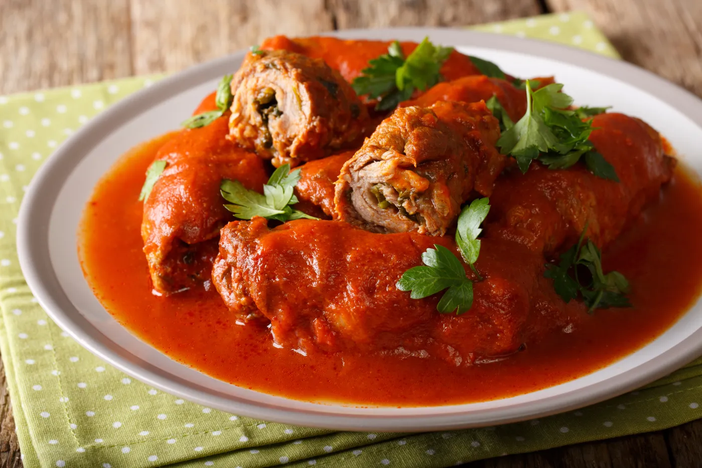 Braciole -  soczyste zrazy wołowe po włosku. Zakochacie się w ich smaku [PRZEPIS]