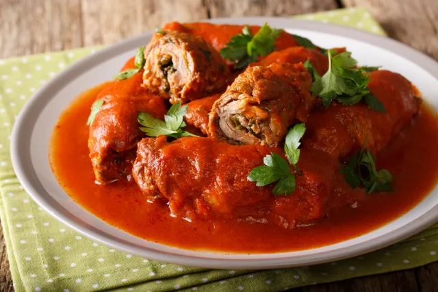 Braciole -  soczyste zrazy wołowe po włosku. Zakochacie się w ich smaku [PRZEPIS]