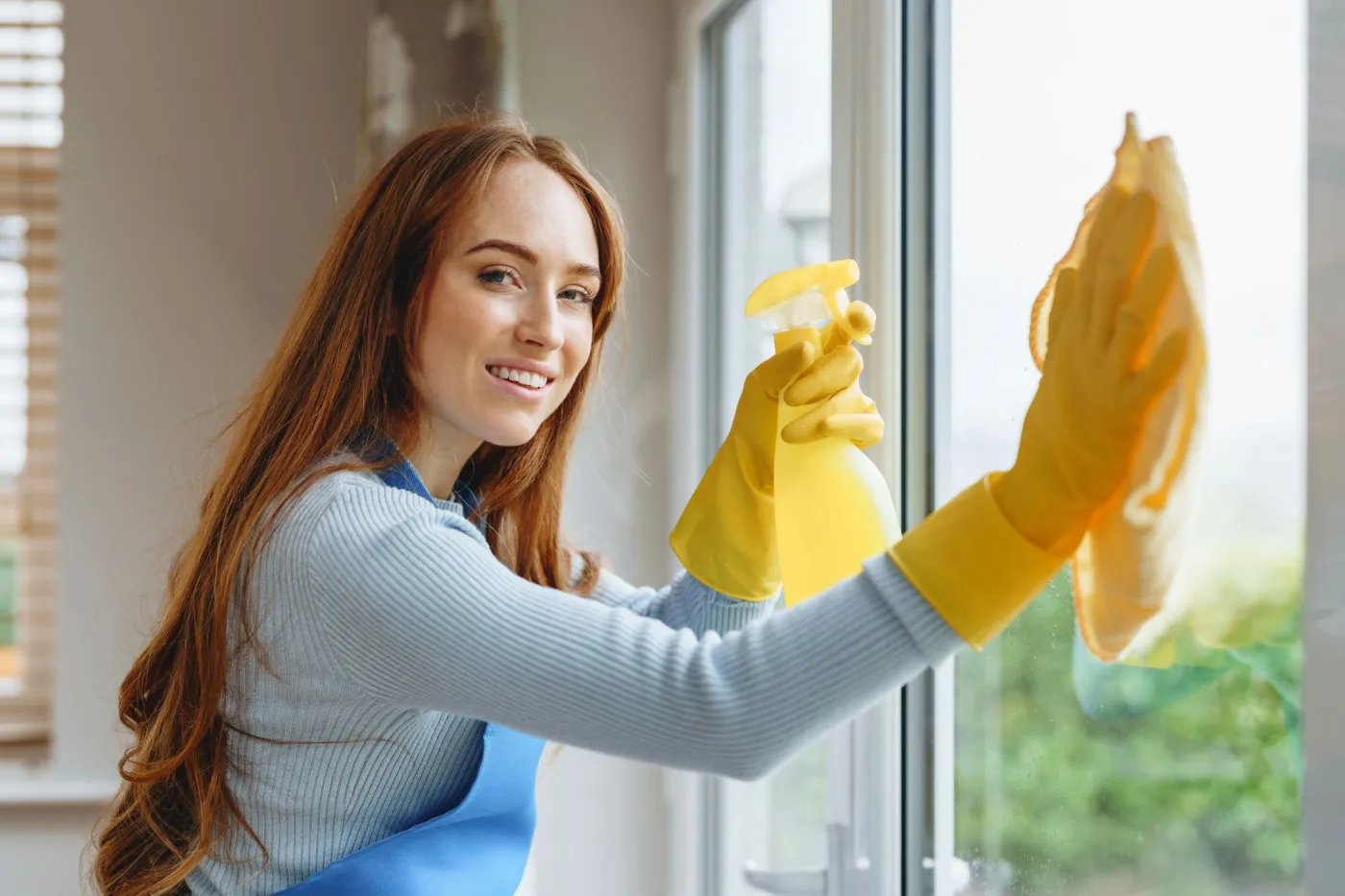 Zaparzam w kubku i myję okna przed świętami. Smugi znikają, a w domu pachnie naturalną świeżością