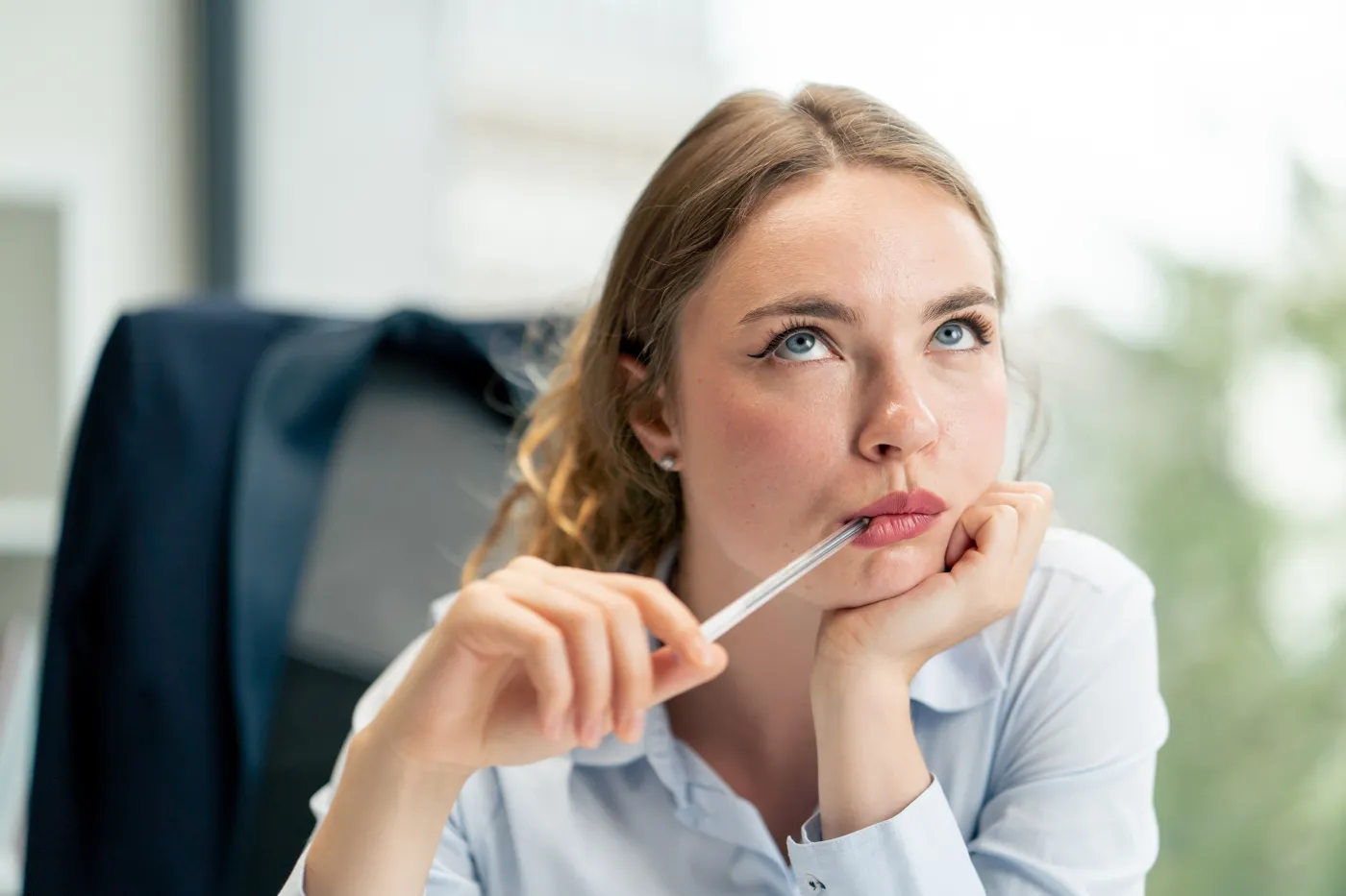 Quizowiczka zastanawia się nad odpowiedzią