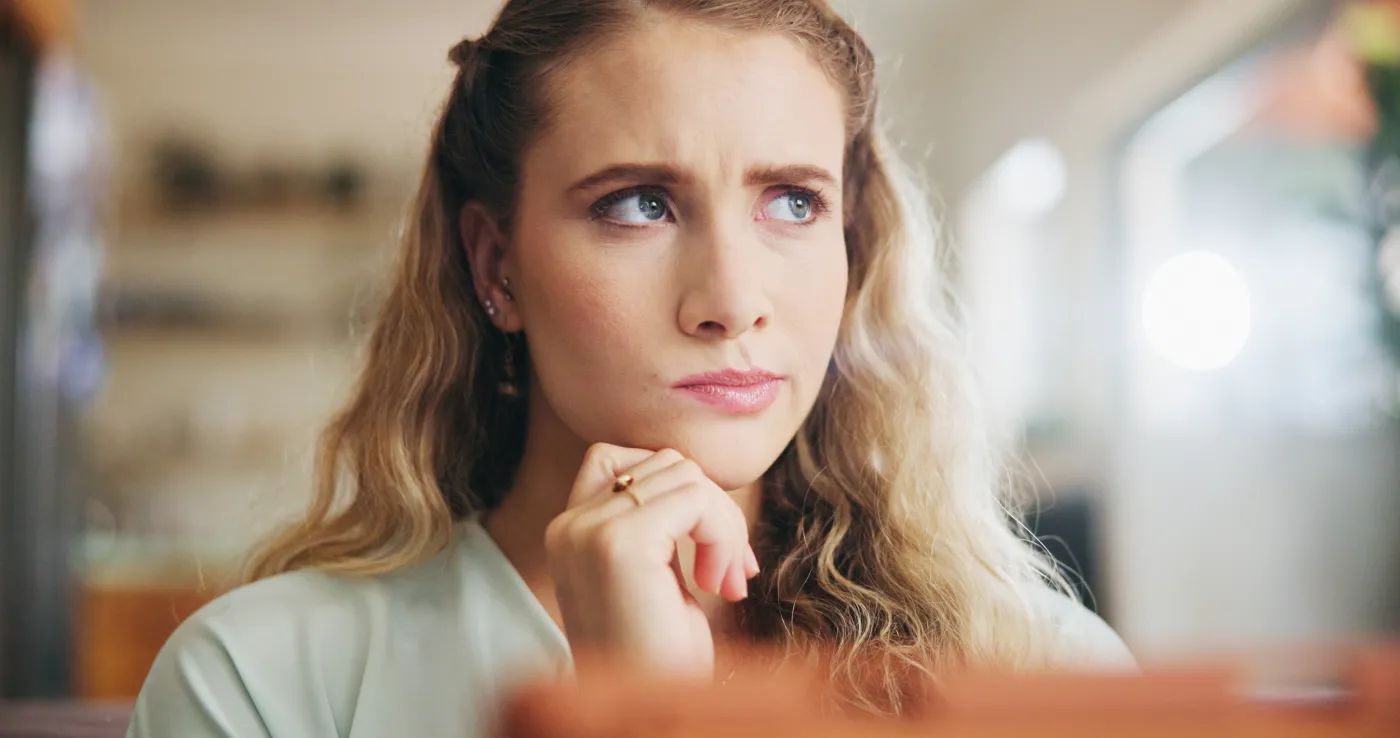 Quizowiczka zastanawia się nad odpowiedzią