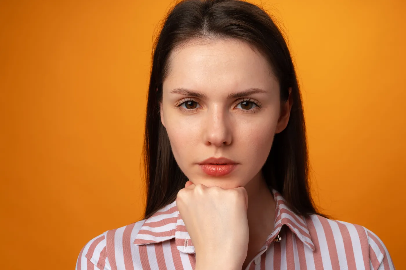 Quizowiczka zastanawia się nad odpowiedzią