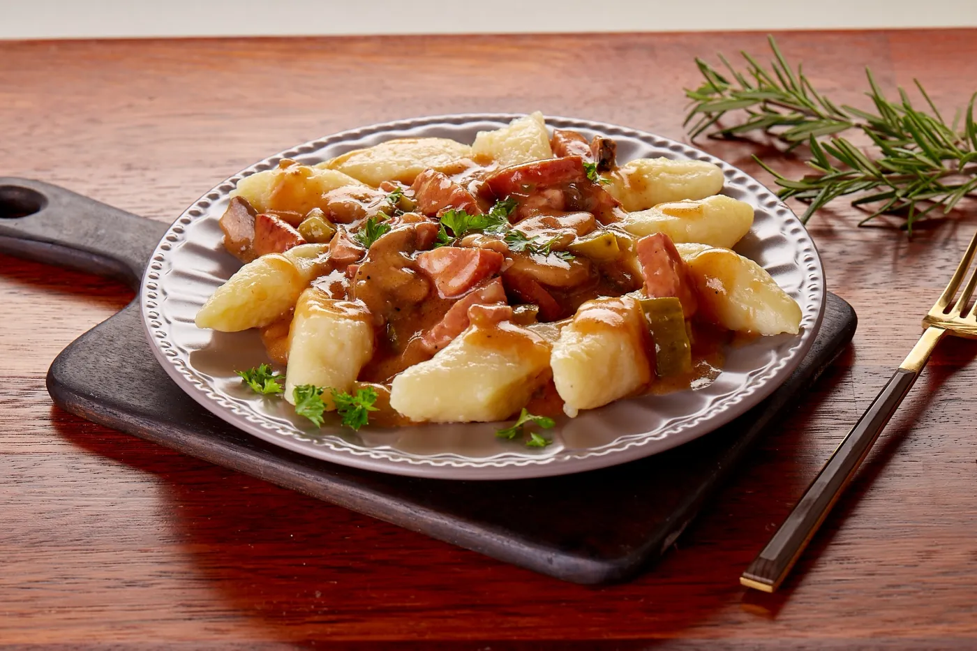 Pyszny obiad na czwartek. Podajemy przepis, Ty gotujesz. Mięciutkie kopytka z sosem