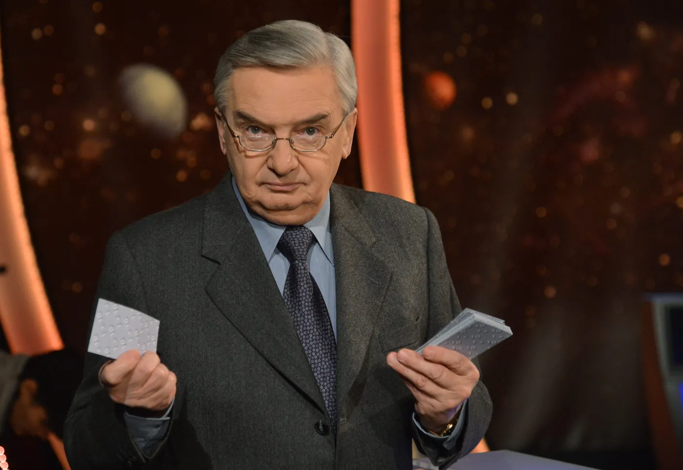 10 pytań z teleturnieju "1 z 10". Trafisz 8/10? Tadeusz Sznuk byłby z ciebie dumny [QUIZ]