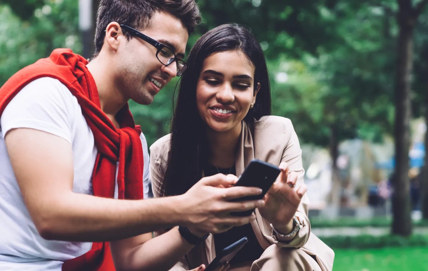 Para rozwiązuje wspólnie quiz na Dziennik.pl