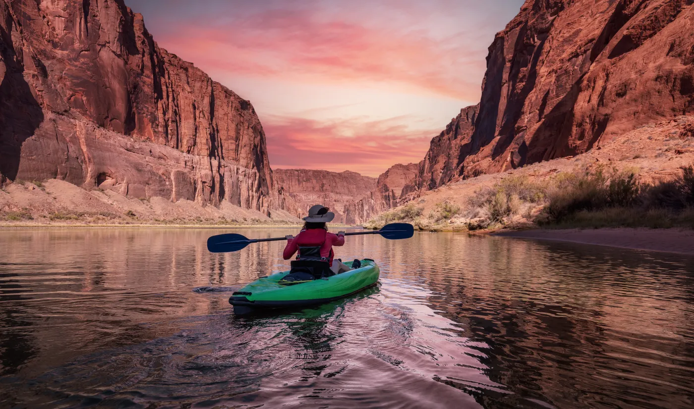 Wielki kanion quiz wiedza ogólna Adventurous,Woman,On,A,Kayak,Paddling,In,Colorado,River.,Glen