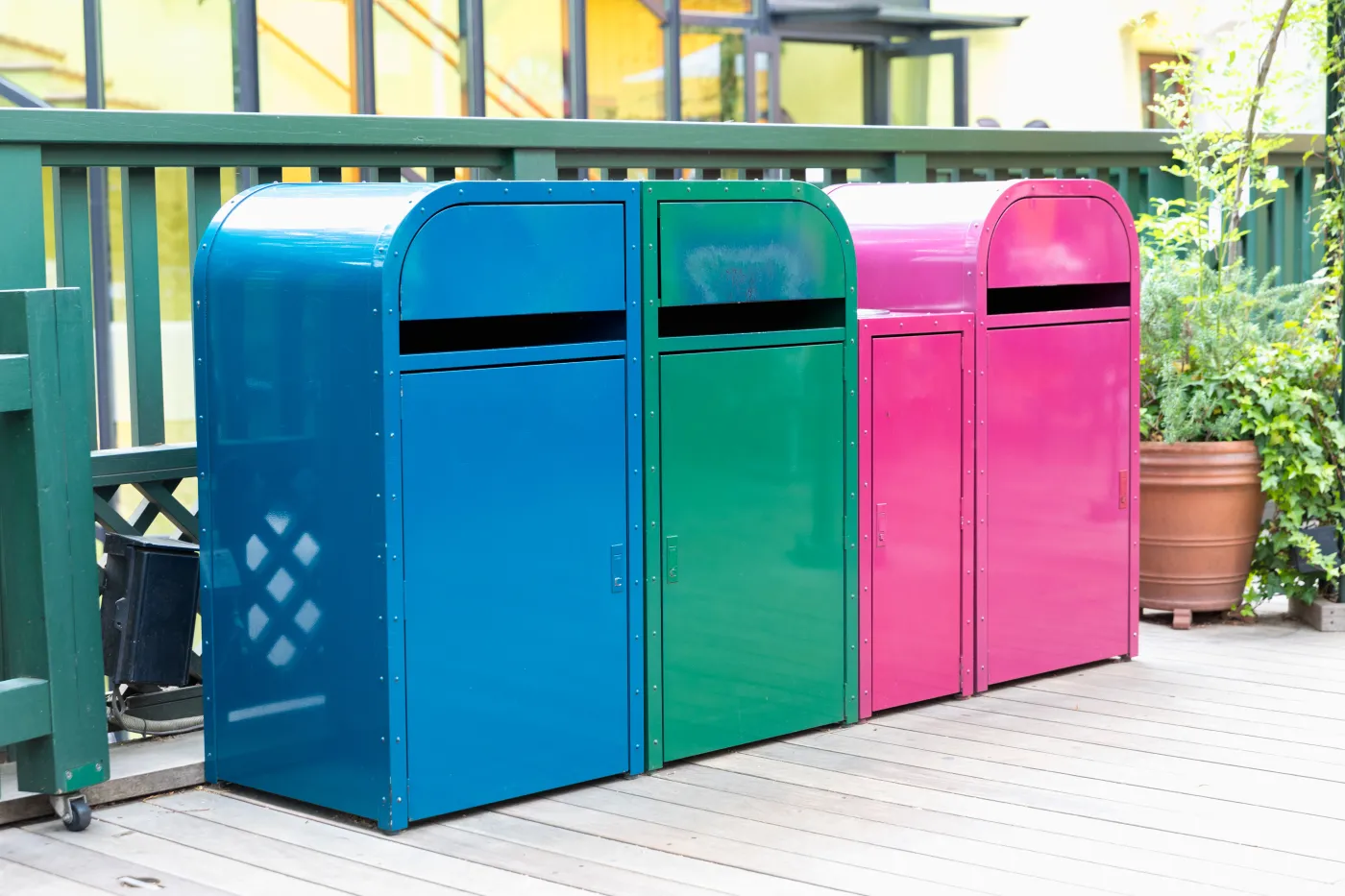 Pojemniki w kolorze różowym mają być przeznaczone na odpady tekstylne