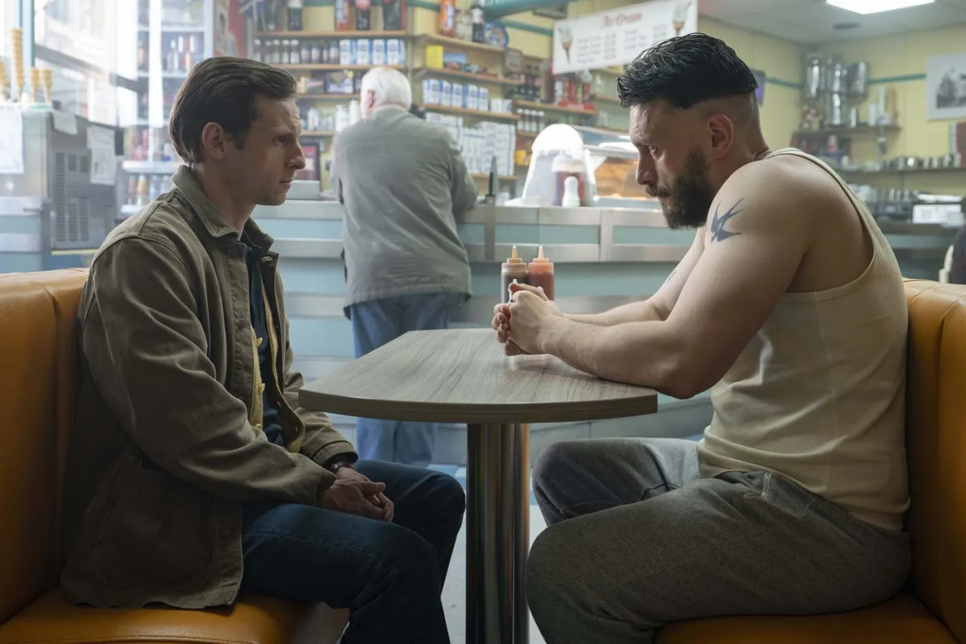 Jamie Bell i Richard Gadd w serialu "Półbrat"