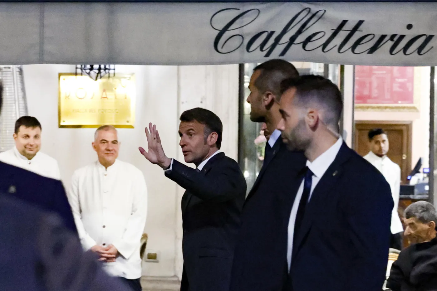 Emmanuel Macron podczas spaceru po Rzymie