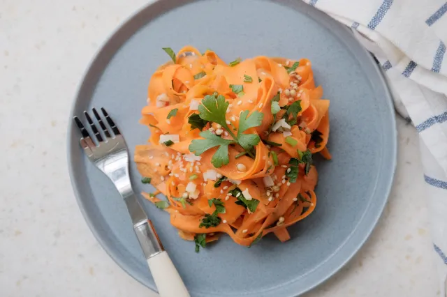 Surówka piękności z marchewki. Pełna retinolu, smakuje jak z najlepszej restauracji - przepis